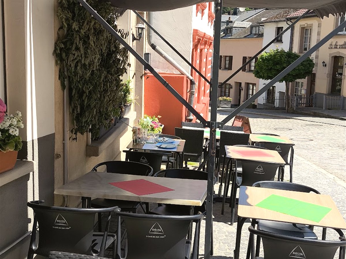 Outdoor terrace tables on Grand-Rue in Vianden